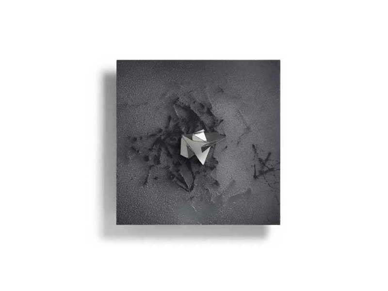 "Verwirrt" 2020, Faltobjekt, drehbar, Email auf Stahl auf Kapa-Graph, 30 x 30 1 cm
