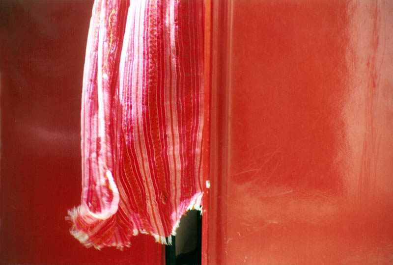 „Zaghafter Fluchtversuch eines roten Vorhangs – Istrien, Rovinji, 2001“